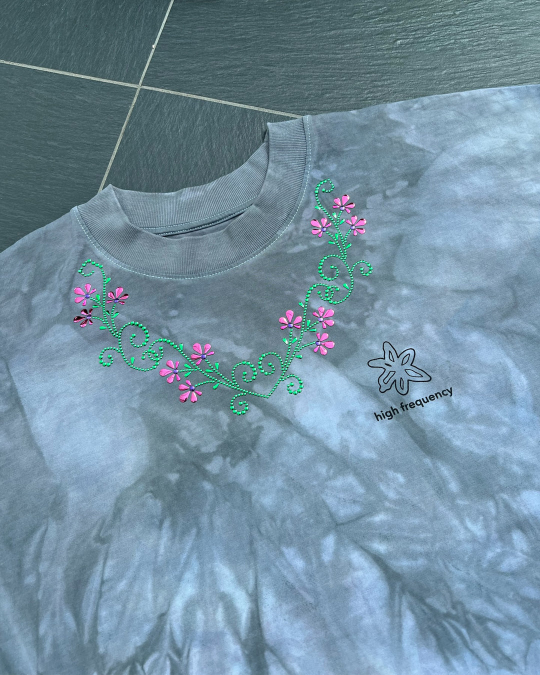 FLORAL CHAIN TEE
